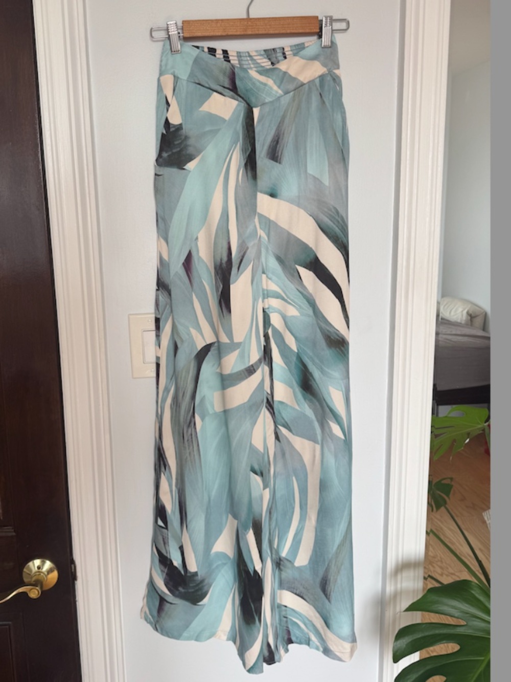 Mint Velvet Satin Wide Leg Tropical Print Pants in XS